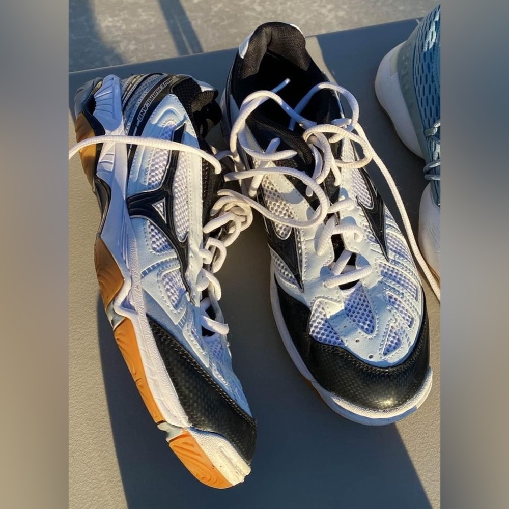 Mizuno women’s volleyball shoes EUC